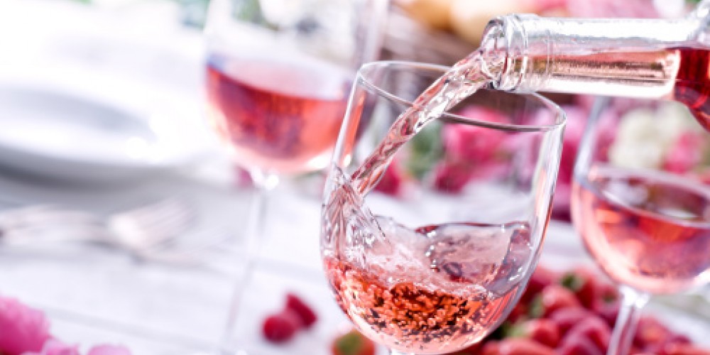 4 Reasons Why You Should Be Drinking Rosé Right Now!